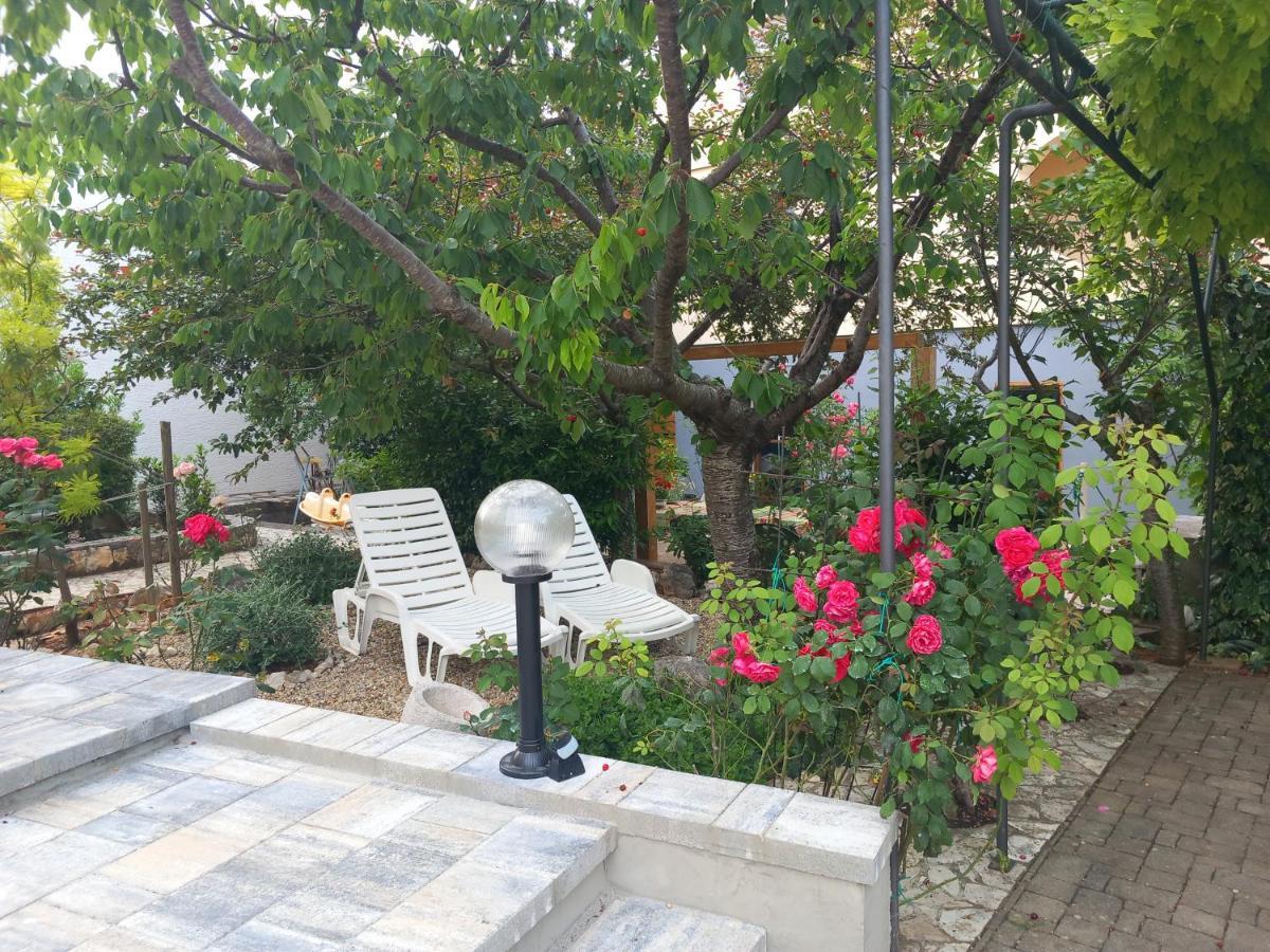 Apartman Ivona U Prizemlju Malinska Exterior photo