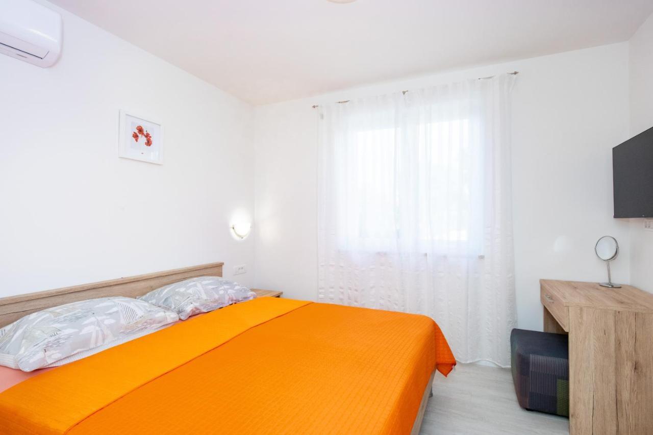 Apartman Ivona U Prizemlju Malinska Exterior photo